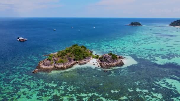 Koh Lipe Thailand Flygfoto Longtail Båtar Och Kajaker Fantastisk Tropisk — Stockvideo