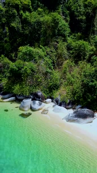 タルタオ国立公園 サトゥン州 タイのタルタオ国立公園 白い砂浜とターコイズブルーの海 ビーチの男性と女性のカップルの近くのコ アダン島 — ストック動画