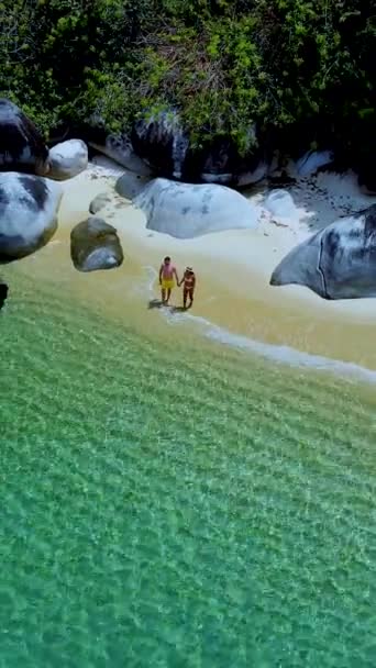 泰国佐敦省陶陶陶陶国家公园靠近泰国Koh Lip的Ko Adang岛 草屋色的海洋 沙滩上有白色的沙滩 一对男女在海滩上 — 图库视频影像