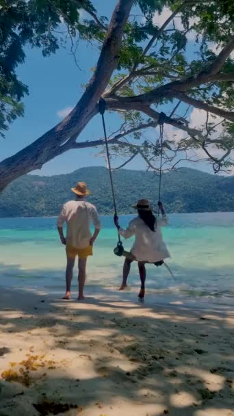 Casal Homens Mulheres Com Balanço Corda Praia Island Tarutao National — Vídeo de Stock