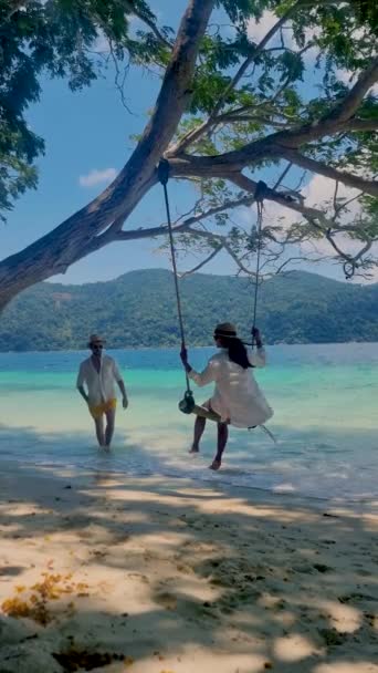 Pár Mužů Žen Houpačkou Pláži Národním Parku Island Tarutao Provincie — Stock video