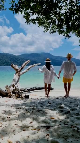 泰国萨顿省Ko Wi岛Tarutao国家公园海滩上的男女情侣 — 图库视频影像