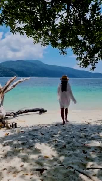 タイの女性がコラー島のビーチを歩く Tarutao National Park Satun Providence Thailand — ストック動画