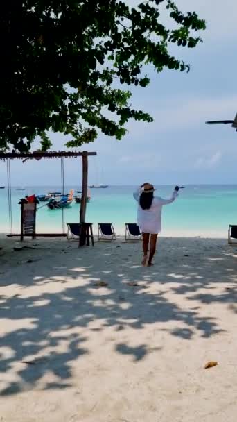 Thajské Ženy Kráčející Pláži Národním Parku Koh Lipe Island Tarutao — Stock video