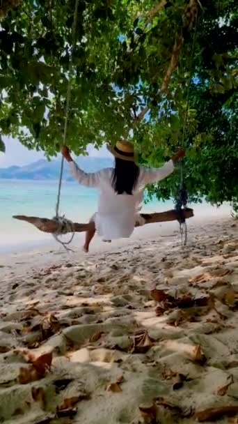 Donne Asiatiche Con Altalena Corda Sulla Spiaggia Island Tarutao National — Video Stock
