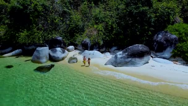 泰国佐敦省陶陶陶陶国家公园靠近泰国Koh Lip的Ko Adang岛 草屋色的海洋 沙滩上有白色的沙滩 一对男女在海滩上 — 图库视频影像