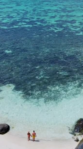 Koh Lipe Thajsko Pár Chůze Tropické Bílé Pláži Palmami Thajsku — Stock video