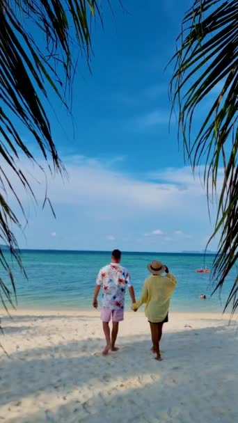 Koh Lipe Thajsko Pár Chůze Tropické Bílé Pláži Palmami Thajsku — Stock video
