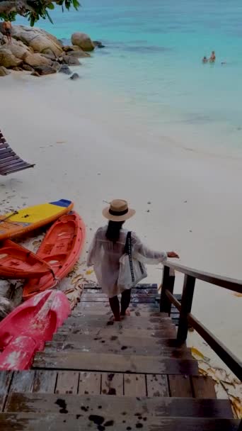 Koh Lipe Thailand Paar Wandelen Een Tropisch Wit Strand Met — Stockvideo