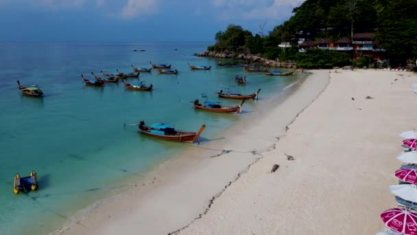 在一个阳光灿烂的日子里 在泰国的高丽岛上 在碧绿的大海中看到了长尾船的空中照片 海滩上的无人机俯瞰 — 图库视频影像