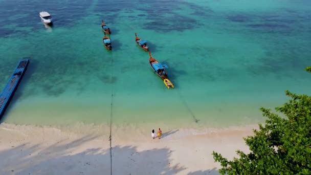 泰国Koh Lipe夫妇度假时在热带白沙滩上散步 男人和女人在日落时在海滩上散步 — 图库视频影像