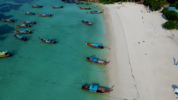 在一个阳光灿烂的日子里 在泰国的高丽岛上 在碧绿的大海中看到了长尾船的空中照片 海滩上的无人机俯瞰 — 图库视频影像