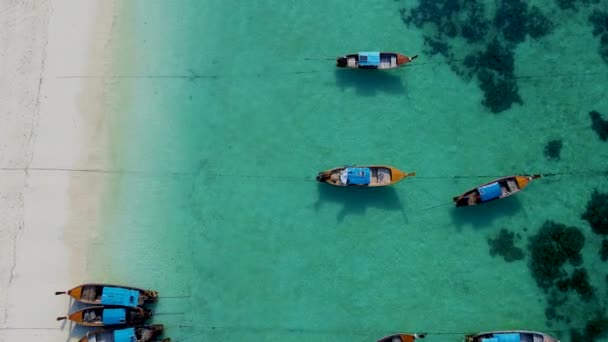 Повітряний Вид Довгих Хвостових Човнів Бірюзовому Океані Сонячний День Island — стокове відео