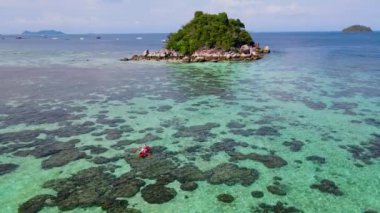 Koh Lipe Tayland okyanusunda kayak yapan insanlar Koh Lipe Okyanusu 'ndaki mercan kayalıklarında kayak yapıyorlar.. 