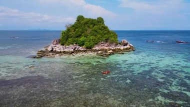 Koh Lipe Tayland 'ın okyanusunda kano süren insanlar Koh Lipe Okyanusu' ndaki mercan kayalıklarında kano süren erkekler ve kadınlar.. 
