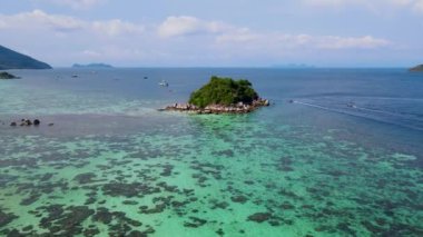 Koh Lipe Tayland Hava Kuvvetleri Koh Lipe Adası 'nın önündeki mercan resifinden insansız hava aracı görüntüsü. Turkuaz renkli okyanus ve Lipe Adası 'ndaki tropikal plaj