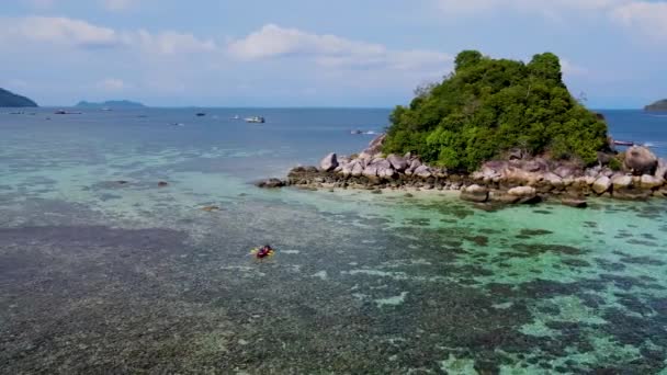 Lidé Kajaku Oceánu Koh Lipe Thajsko Muži Ženy Kajaku Korálového — Stock video