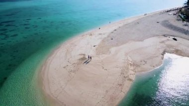 Koh Lipe Tayland 'da tatilde olan bir çift erkek ve kadın güneşli bir günde Koh Lipe Tayland' ın mercan kayalıklarında bir kumsalda yürüyorlar.