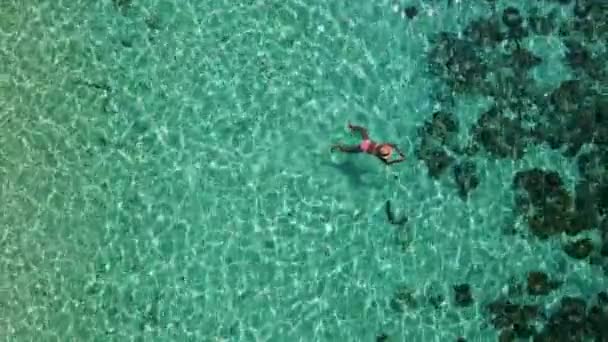 Asiatiska Kvinnor Simmar Vid Ett Korallrev Flygfoto Över Koh Kradan — Stockvideo