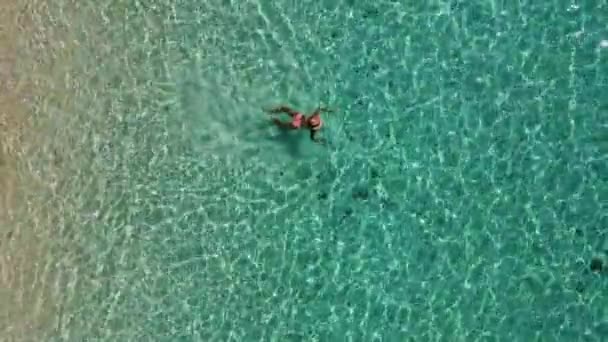 Mujeres Asiáticas Nadando Arrecife Coral Vista Aérea Isla Koh Kradan — Vídeo de stock