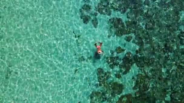 Asijské Ženy Plavat Korálovém Útesu Letecký Pohled Ostrov Kradan Trang — Stock video