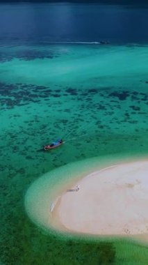 Koh Lipe Tayland 'da tatilde olan bir çift erkek ve kadın güneşli bir günde Koh Lipe Tayland' ın mercan kayalıklarında bir kumsalda yürüyorlar.
