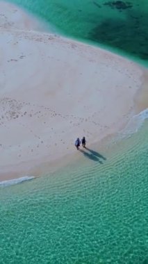 Koh Lipe Tayland 'da tatilde olan bir çift erkek ve kadın güneşli bir günde Koh Lipe Tayland' ın mercan kayalıklarında bir kumsalda yürüyorlar.