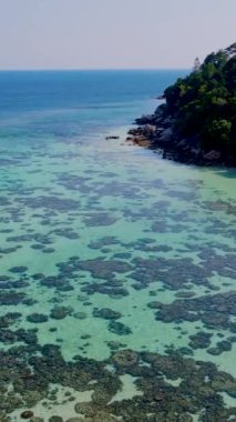 Güneşli bir günde Tayland 'daki Koh Lipe Adası' nda turkuaz renkli okyanusun hava manzarası. Beyaz kum ve mavi okyanusla kumsalda drone hava manzarası