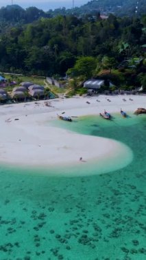 Koh Lipe Tayland 'da tatilde olan bir çift erkek ve kadın güneşli bir günde Koh Lipe Tayland' ın mercan kayalıklarında bir kumsalda yürüyorlar.