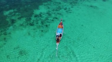 Tayland, Trang 'daki Koh Kradan adasının mavi okyanusundaki Uzunkuyruklu botun drone görüntüsü. Yaz boyunca mercan resifi ve turkuaz renkli okyanusu olan tropik plaj.