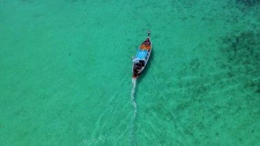 Tayland, Trang 'daki Koh Kradan adasının mavi okyanusunda uzun kuyruklu tekne.