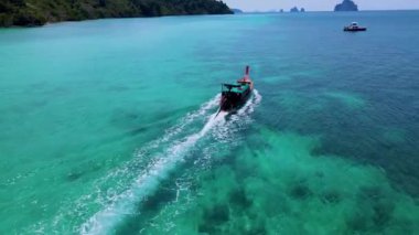 Tayland, Trang 'daki Koh Kradan adasının havadan görüntüsü. Yazın mavi okyanusta uzun kuyruklu bir tekneyle mercan resifi ve turkuaz renkli okyanusu olan tropik bir sahil.