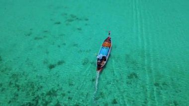 Tayland, Trang 'daki Koh Kradan adasının mavi okyanusundaki Uzunkuyruklu botun drone görüntüsü. Yaz boyunca mercan resifi ve turkuaz renkli okyanusu olan tropik plaj.