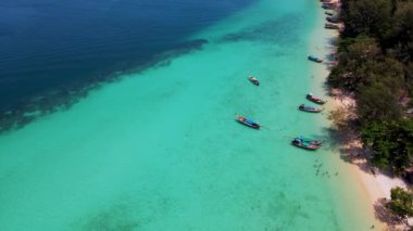 Tayland, Trang 'daki Koh Kradan adasının havadan görüntüsü. Tayland 'da yaz boyunca mercan resifi ve turkuaz renkli okyanusu olan tropik plaj.