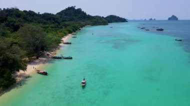 Tayland, Trang 'daki Koh Kradan adasının havadan görüntüsü. Yaz boyunca mercan resifi ve turkuaz renkli okyanusu olan tropik plaj.