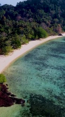 Tayland 'ın Trang kentindeki Koh Kradan adasında bir çift kadın ve erkek. Yaz boyunca mercan resifi ve turkuaz renkli okyanusu olan tropik plaj., 