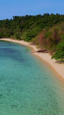 Tayland, Trang 'daki Koh Kradan adasının havadan görüntüsü. Tayland 'da yaz boyunca mercan resifi ve turkuaz renkli okyanusu olan tropik plaj.