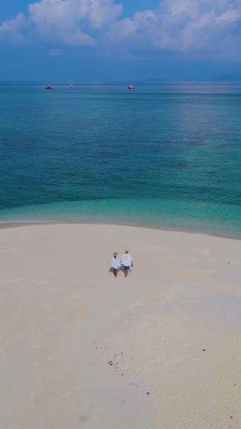 Пара Мужчин Женщин Отпуске Липе Koh Lipe Thailand Прогуливаются Песчаному — стоковое видео
