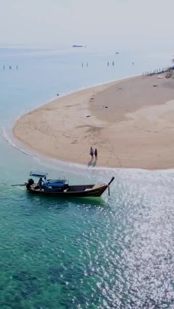 Пара Чоловіків Жінок Відпустці Koh Lipe Таїланд Гуляють Піщаному Березі — стокове відео