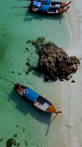 타이의 섬에서는 청록색 바다에 긴꼬리 배들을 공중에서 수있었습니다 과푸른 해변의 — 비디오