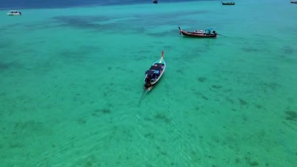 Вид Воздуха Длиннохвостые Лодки Голубом Океане Острова Крадан Чанге Таиланд — стоковое видео