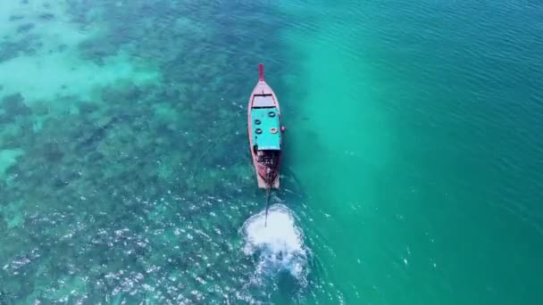 Drone Pohled Longtail Loď Modrém Oceánu Ostrova Koh Kradan Trang — Stock video