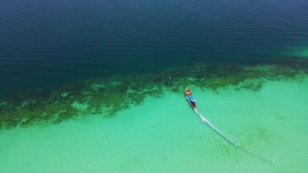 Αεροφωτογραφία Του Longtail Βάρκες Στο Μπλε Ωκεανό Του Νησιού Koh — Αρχείο Βίντεο