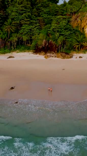 タイ王国のトラン島のコ クラダン島の空中ビュー 夏の間 サンゴ礁とターコイズブルーの海を持つ熱帯のビーチ Kloh Kradan島のビーチで男女カップル — ストック動画