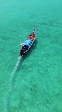 Mavi okyanus ve uzun kuyruklu tekne Tayland 'ın Trang kentindeki Koh Kradan Adası' nda. Yaz boyunca mercan resifi ve turkuaz renkli okyanusu olan tropik plaj.