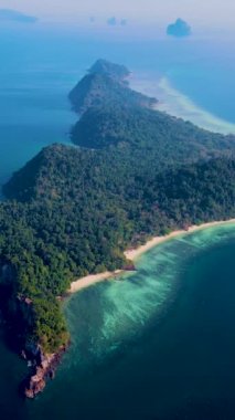 Tayland, Trang 'daki Koh Kradan adasının havadan görüntüsü. Yaz boyunca mercan resifi ve turkuaz renkli okyanusu olan tropik plaj.