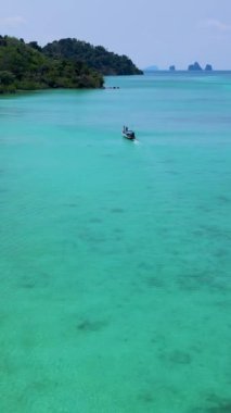 Tayland, Trang 'daki Koh Kradan adası. Yaz boyunca mercan resifi ve turkuaz renkli okyanusu olan tropik plaj.