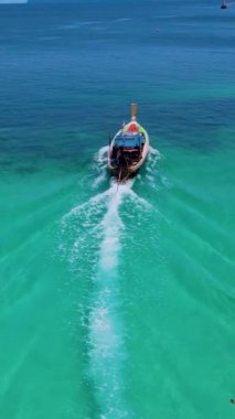 Tayland, Trang 'daki Koh Kradan adasının okyanusundaki uzun kuyruklu teknelerin havadan görüntüsü. Yaz boyunca mercan resifi ve turkuaz renkli okyanusu olan tropik plaj.