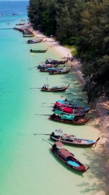 Tayland, Trang 'daki Koh Kradan adasının havadan görüntüsü. Yaz boyunca uzun kuyruklu tekneleri, mercan resifleri ve turkuaz renkli okyanusları olan tropikal bir sahil.