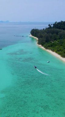 Tayland, Trang 'daki Koh Kradan adası. Yaz boyunca mercan resifi ve turkuaz renkli okyanusu olan tropik plaj.